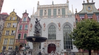 Danzig (Gdańsk), Neptunbrunnen mit Artushof