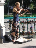 Breslau, Wrocław, Sandinsel, Dombrücke, Straßenmusikantin