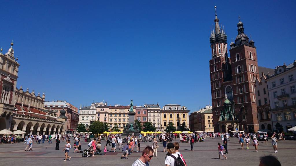 Krakau, Kraków, Hauptmarkt mit Marienkirche, links die Tuchhallen