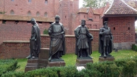 Malbork, Marienburg, Statuen von 4 Großmeistern