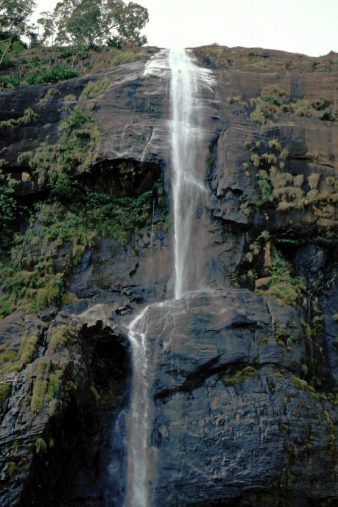 an der Strecke von Hikkaduwa über Galle, Weligama, Ella nach Nuwara Eliya, Diyaluma Wasserfall