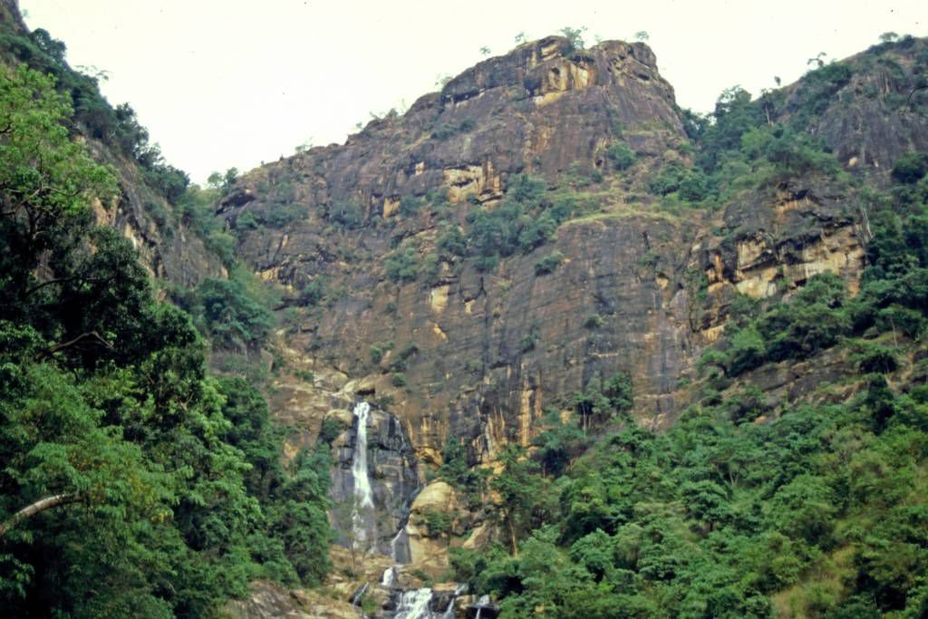 an der Strecke von Hikkaduwa über Galle, Weligama, Ella nach Nuwara Eliya, Wasserfall