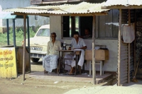 an der Strecke von Hikkaduwa über Galle, Weligama, Ella nach Nuwara Eliya, Schneider in Weligama