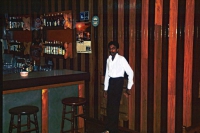 Hikkaduwa, Sunils Beach Hotel, Barkeeper vor seiner Bar