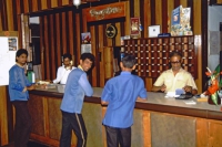 Hikkaduwa, Sunils Beach Hotel, Personal an der Rezeption