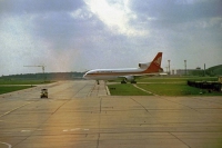 Schönefeld, unsere Airlanka Tristar für den Hinflug kommt vom Taxiway