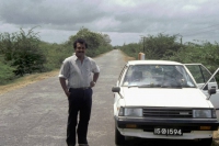 Kurz vor Hambantota, unser Fahrer Sarad mit Auto