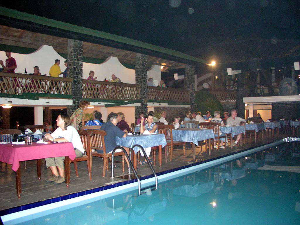 Barbecue am Pool des Koggala Beach Hotels