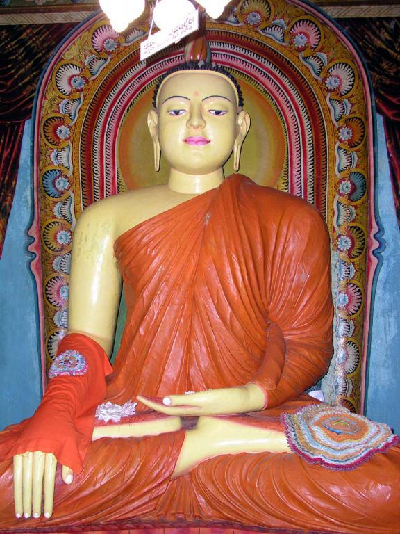 Buddhastatue im Tempel auf der Insel des Koggala Sees