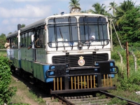 Alter indischer Schienenbus, kurz vor dem Bahnhof von Koggala