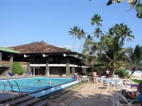 Pool des Koggala Beach Hotels, im Hintergrund die Bar