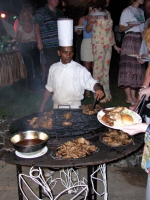 Koch beim Barbecue am Pool