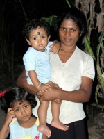 Frau mit Kindern in Koggala