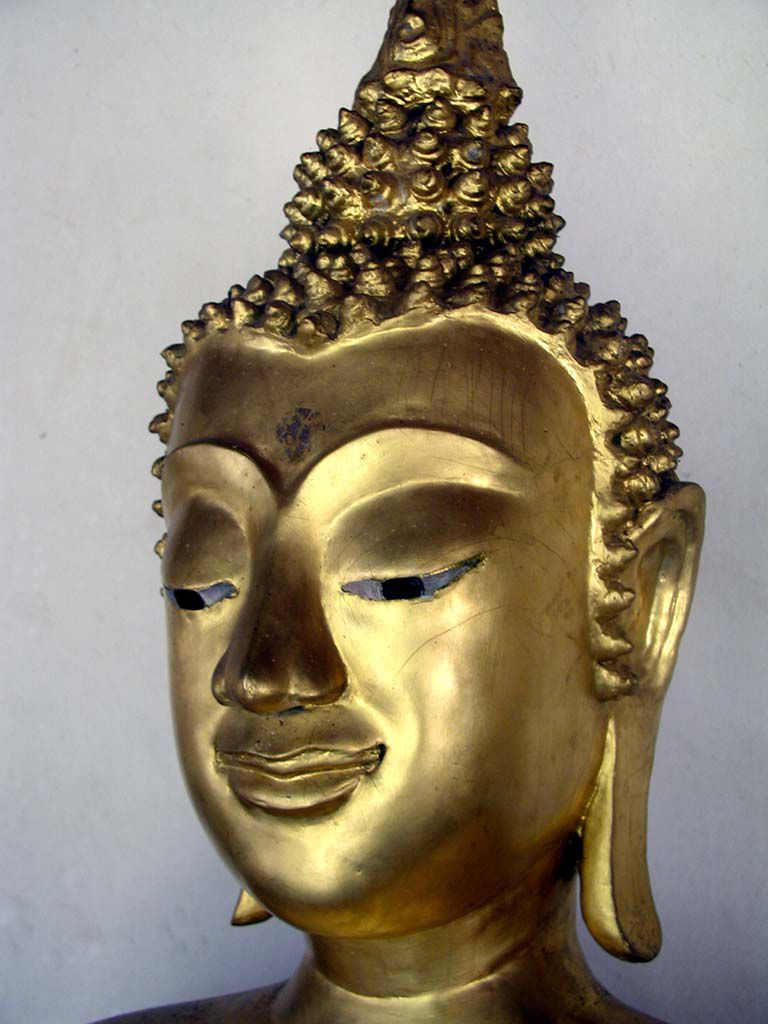 Buddhastatue im Wat Phra Sri Maha Dhat