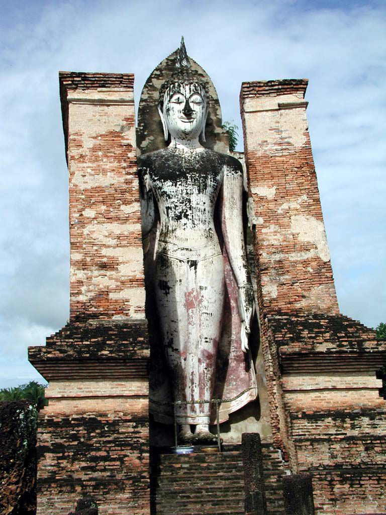 Buddhastatue im Wat Mahathat in Sukhothai