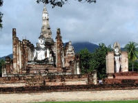 Buddhastatuen im Wat Mahathat in Sukhothai