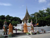 Eingang des Wat Pra Buddhabath in Saraburi