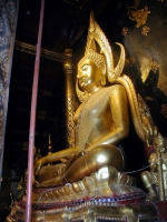 Buddhastatue im Wat Phra Sri Maha Dhat