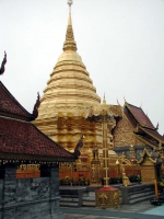 Vergoldete Chedi im Wat Phra That Doi Suthep über Chiang Mai