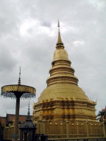 Vergoldete Chedi im Wat Phra That Haripunchai (Haripoonchai) in Lamphun