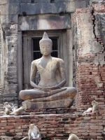 Buddhastatue im Affentempel von Lopburi