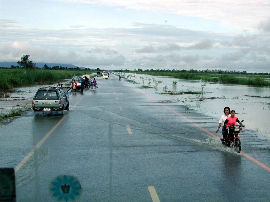 Überschwemmung einer 4-spurigen Straße nördlich von Phitsanuloke