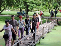 Teile unserer Reisegruppe auf einer Brücke in Sukhothai