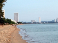 Blick vom Strand des Pinnacle Resort Golden Beach in Jomtien nach Süden