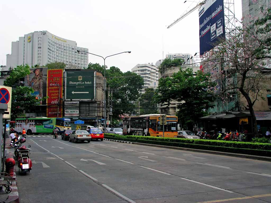 Kreuzung in Bangkok, hinten beginnt die Silom Road