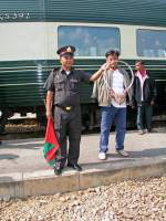 Huai Khaiaw, Bahnbediensteter im Bahnhof von Kanchanaburi