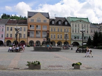 Trautenau, Marktplatz mit Gebäuden