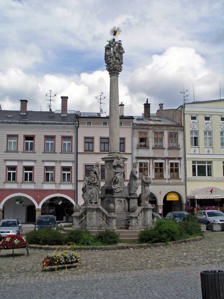 Trautenau, Marktplatz mit Denkmal