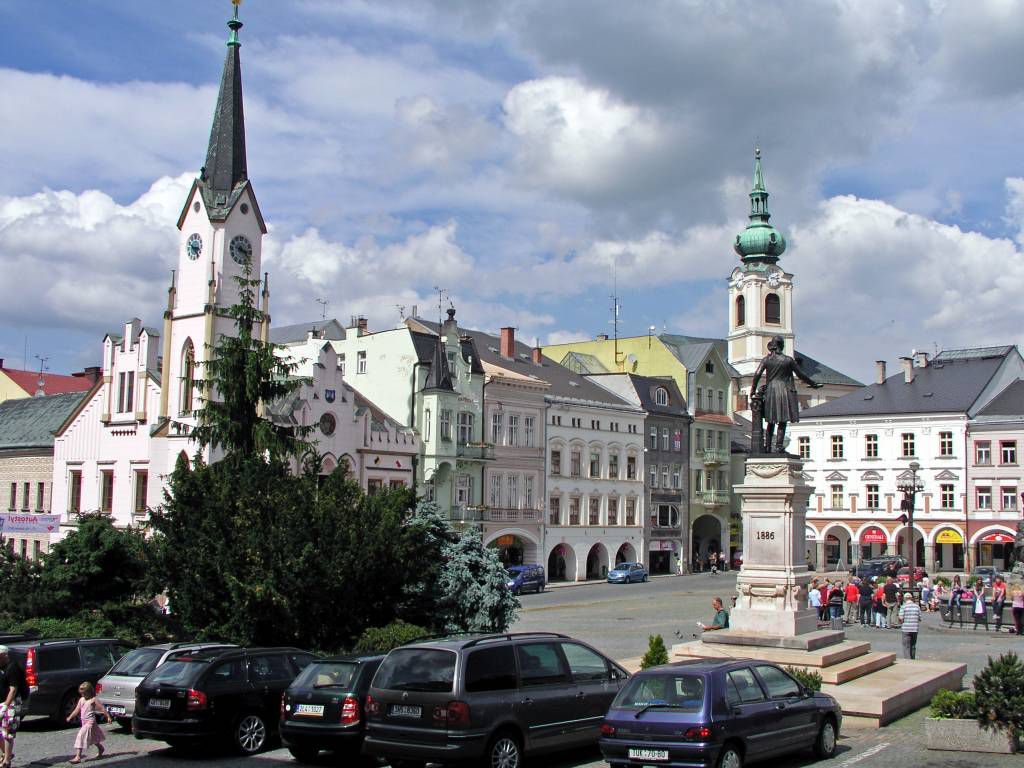 Trautenau, Marktplatz mit Rathaus und Denkmal Josef II.
