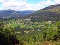 Spindlermühle, Blick auf das Hotel Olympie und die Abfahrten des Schüsselberges (Medvedin)