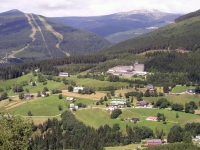 Spindlermühle, Blick auf das Hotel Olympie und die Abfahrten des Schüsselberges (Medvedin)