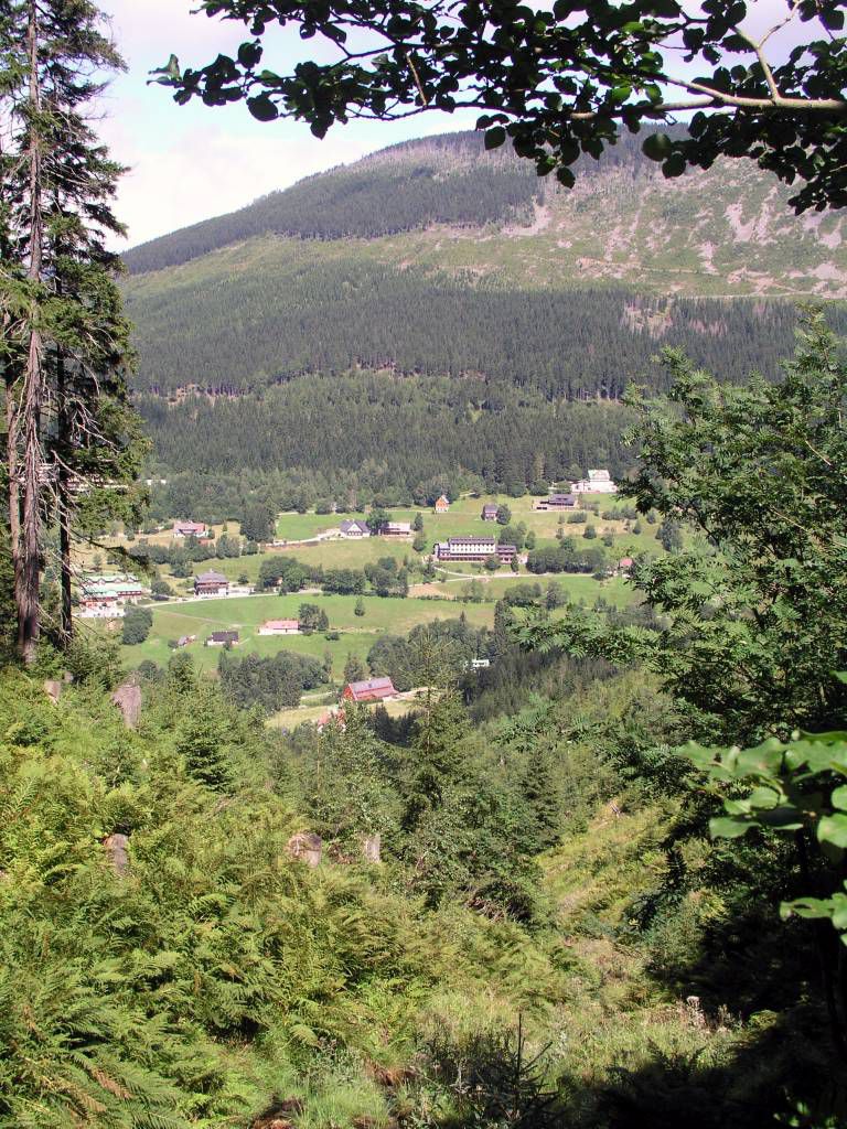 Spindlermühle, Blick auf das Hotel Olympie (links mit grünem Dach)