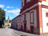 Hohenelbe, Augustinen Kloster, im Hintergrund die Kirche des hl. Laurentius