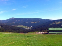 Petzer, Blick auf den Ort von Südwesten, im Hintergrund die Schneekoppe