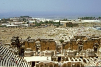 Hierapolis, Römische Ausgrabungen, Theater, Blick auf Pamukkale