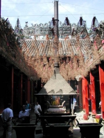 Räucherspiralen in einem der chinesischen Tempel von Saigon / Sai Gon / HCMC