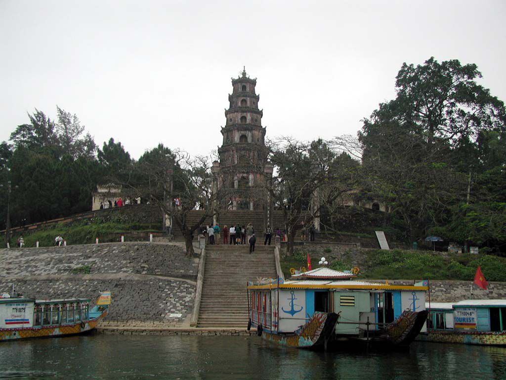 Die 21 m hohe Pagode des Tempels der Himmelsmutter / des Chua Thien Mu in Hue