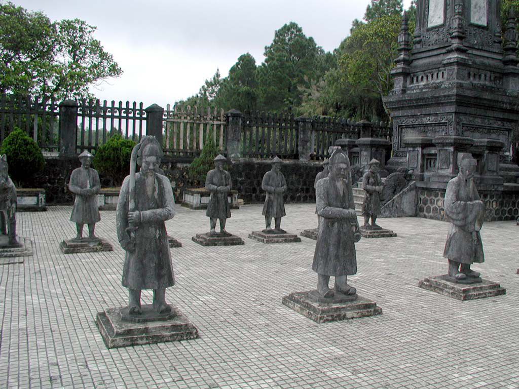 Statuen am Grab des Kaisers Khai Dinh nahe Hue