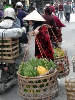 So trägt man Lasten, hier in Hanoi / Ha Noi