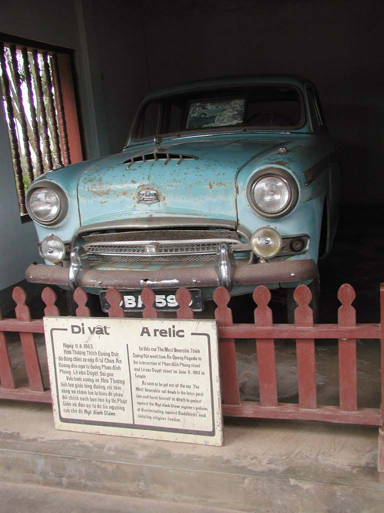 Ein berühmtes Auto. Mit ihm fuhr der erste Mönch, der sich verbrannte, 1963 nach Saigon / Sai Gon