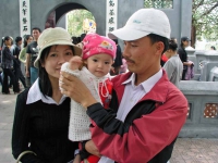 Hanoi, Familie am Hoan Kiem See