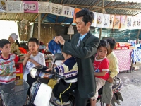 Vater mit Kindern in der But Thap Pagode, 50 Km nordöstlich Hanoi