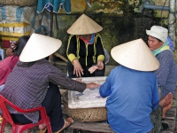 Hoi An, Marktfrauen beim Kartenspiel