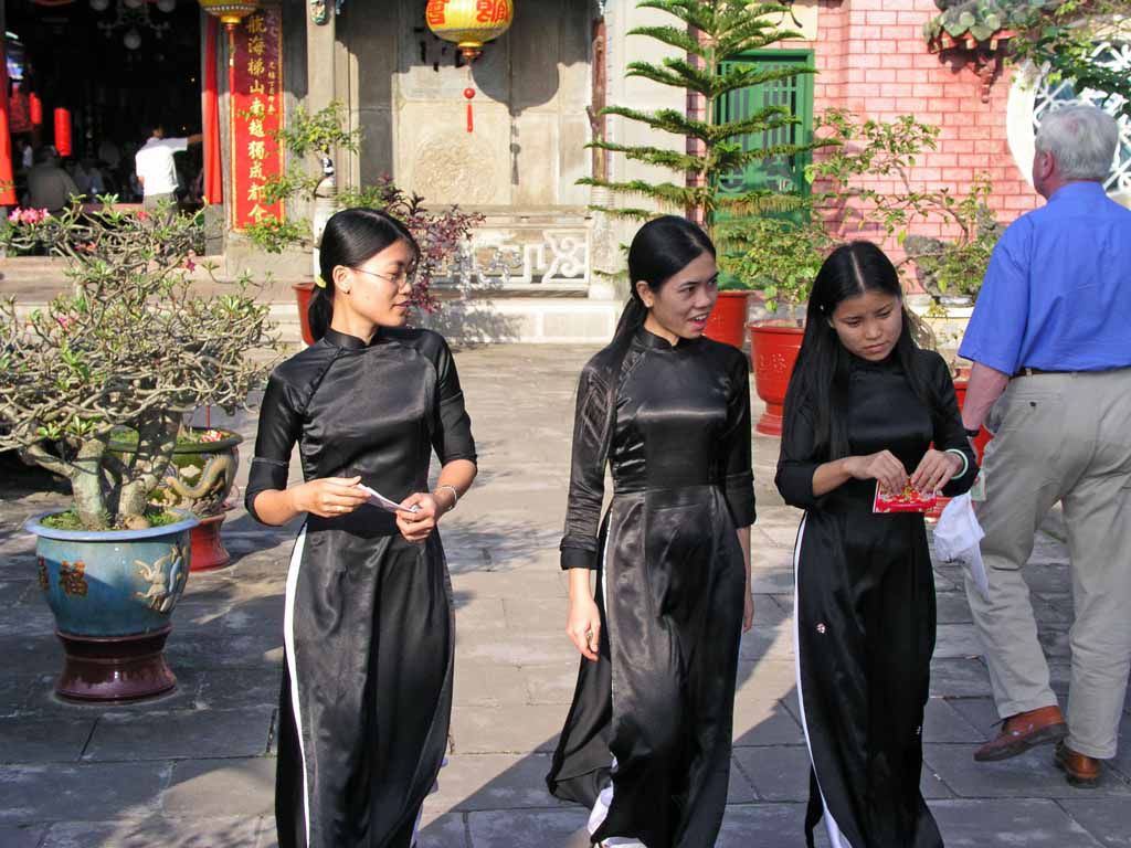 Hoi An, junge Frauen verlassen den Chinesischen Tempel