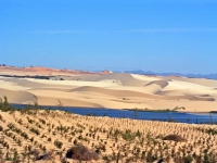 Nördlich Mui Ne, weißer See mit weißen Dünen