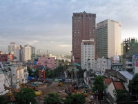 Saigon, Blick aus dem Duxton Hotel über eine Baustelle in Richtung Saigon Fluss, rechts die Kuppel des Grand Hotel